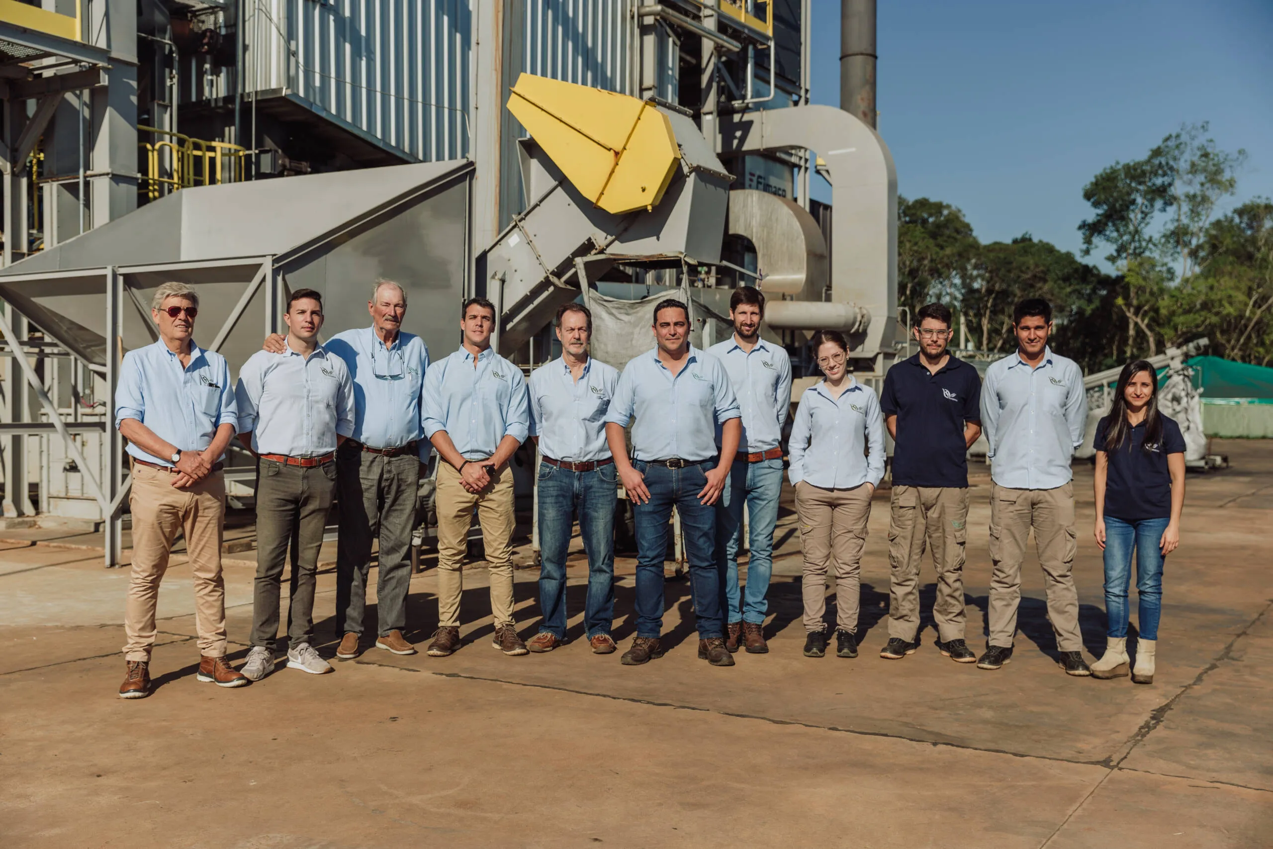 El equipo de M&M Bioenergía posando frente a la caldera de biomasa de la planta