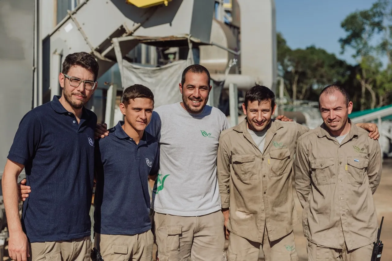 Cinco integrantes del equipo de operaciones de M&M Bioenergía frente a la planta