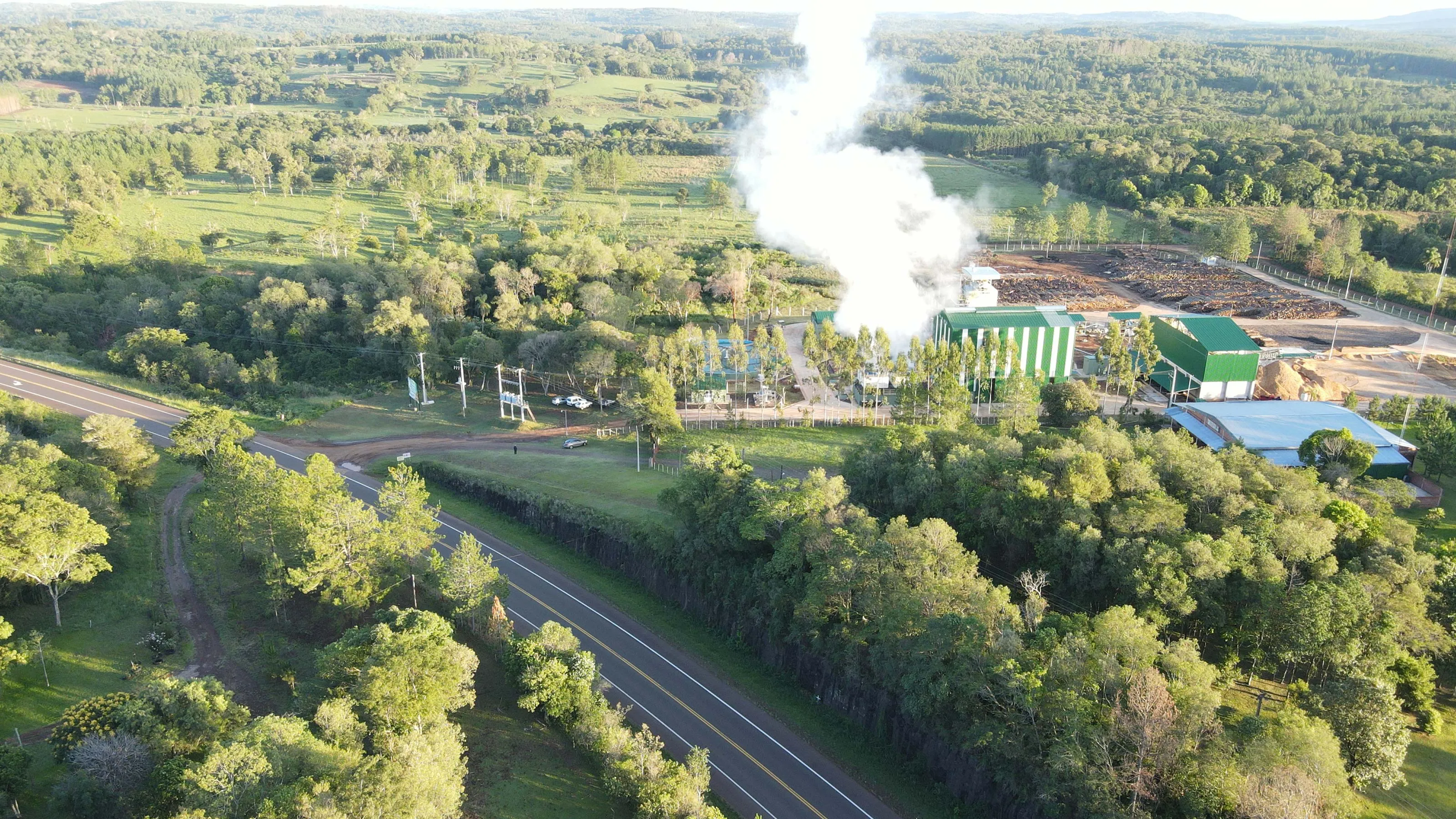 Vista aérea de la central de M&M Bioenergía rodeada de monte, junto a la ruta