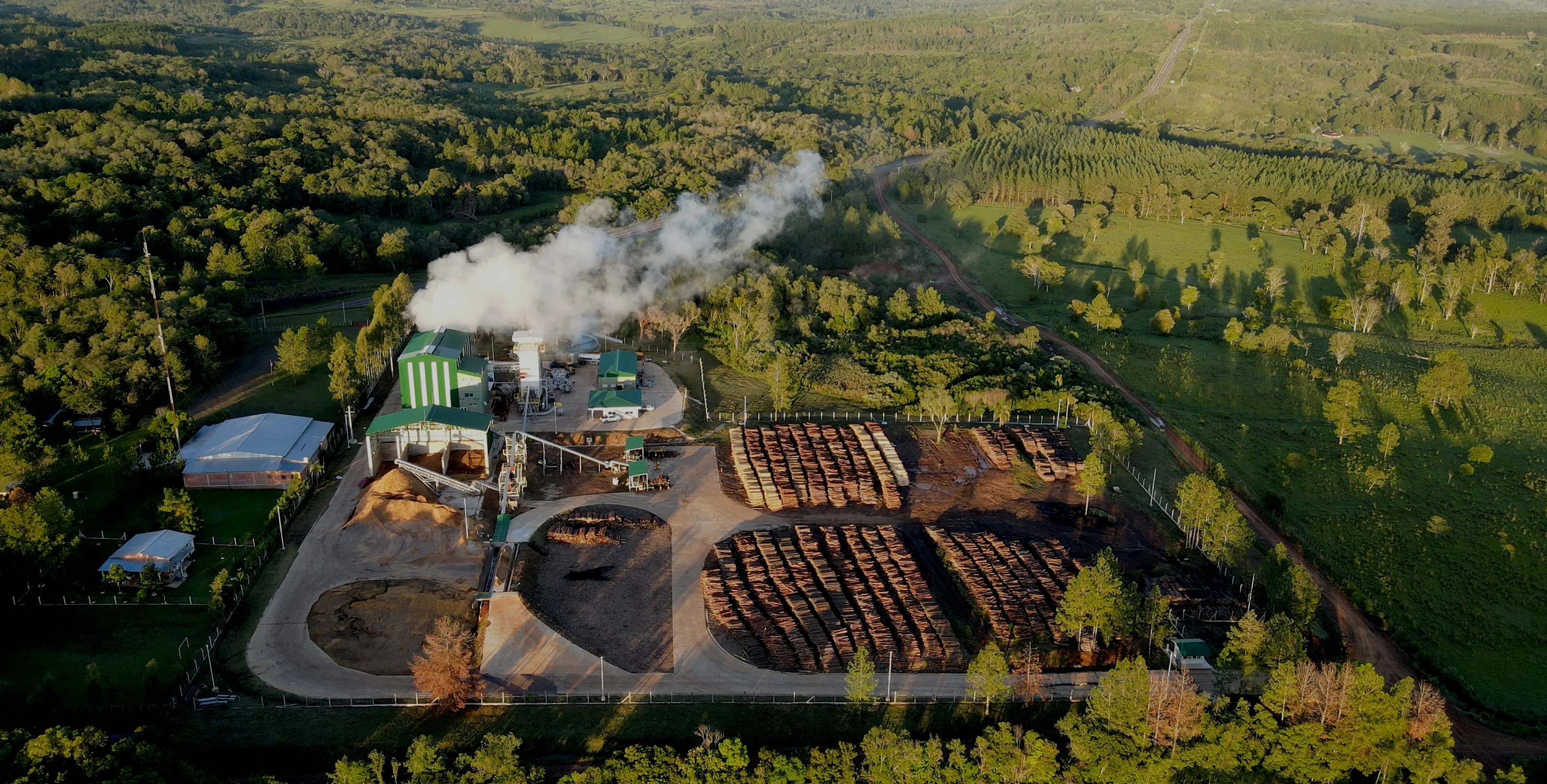 Vista aérea de la planta con las pilas de rollos y biomasa listas para procesar